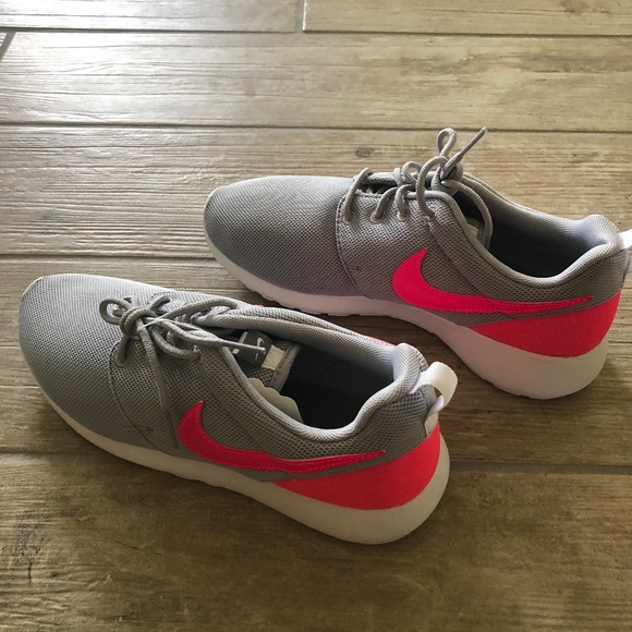 Nike Youth Roshe One - Picture 3 of 5